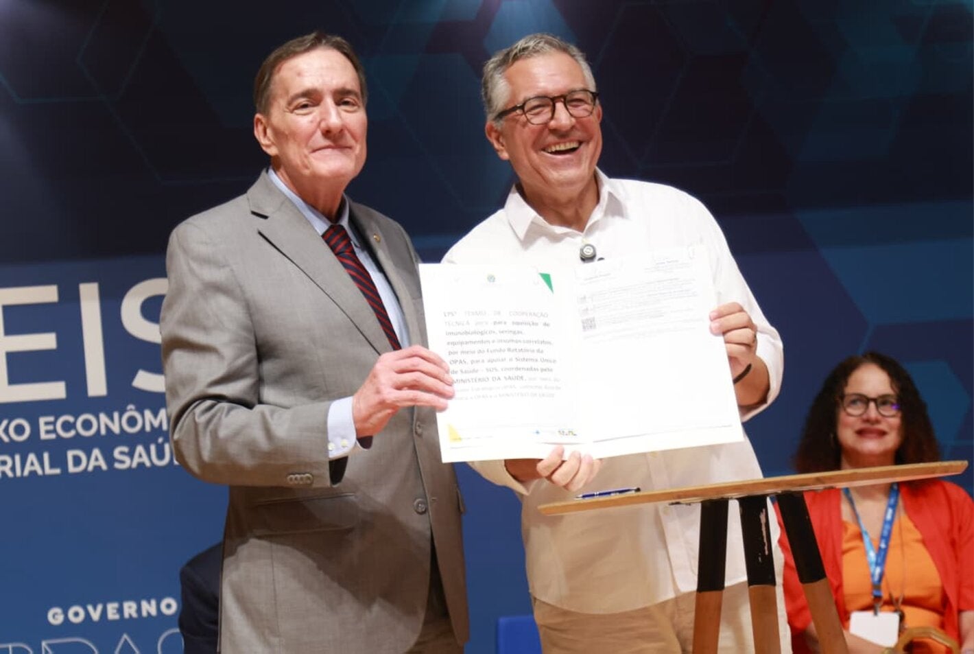 Jarbas Barbosa e Alexandre Padilha mostram acordo assinado