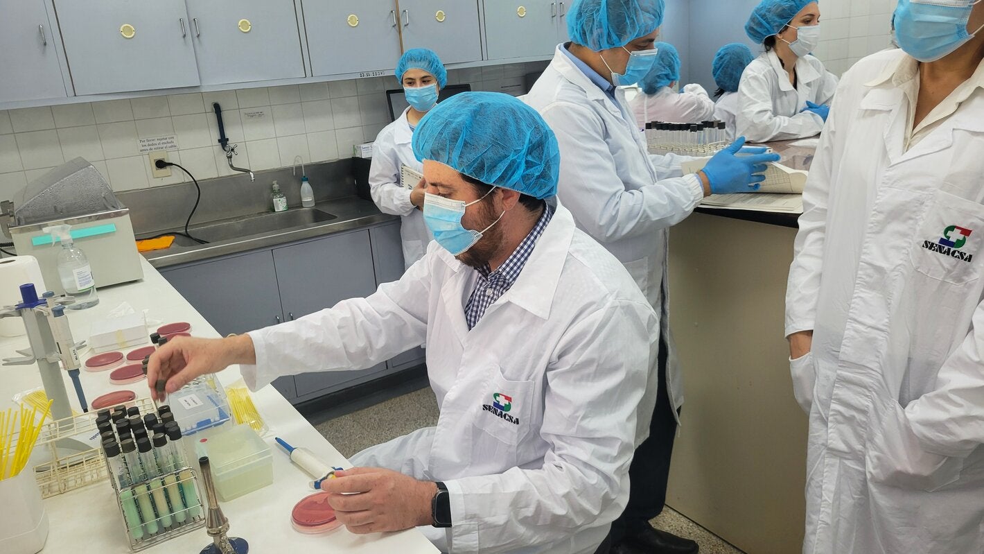 técnico de PANAFTOSA en laboratorio, en Paraguay, capacitando personal de laboratorio en inocuidad de alimentos