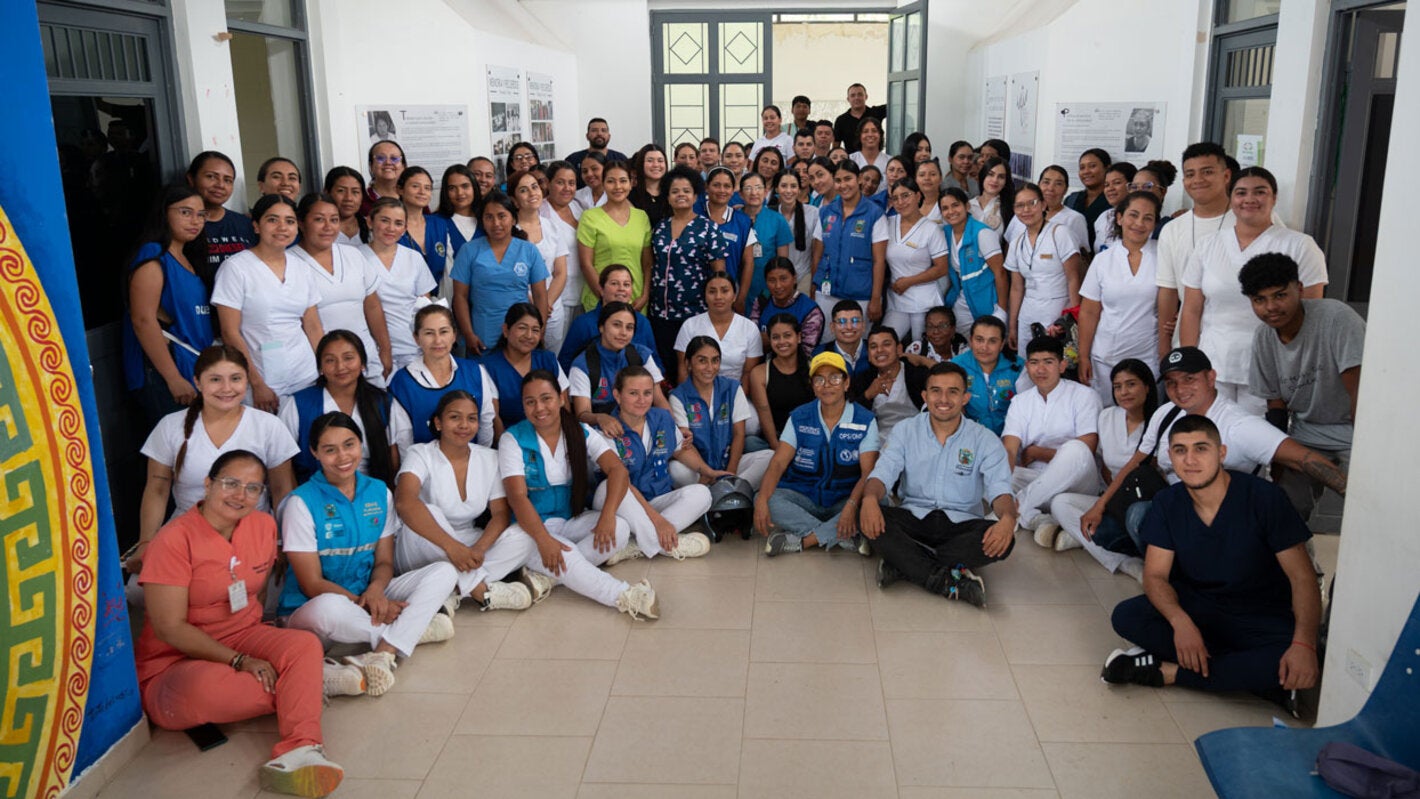 Grupo de personas en la respuesta a brote de fiebre a marilla