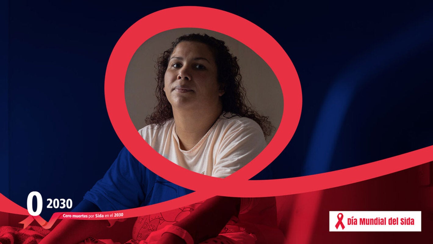 Mujer con el lazo rojo alrededor de su torso