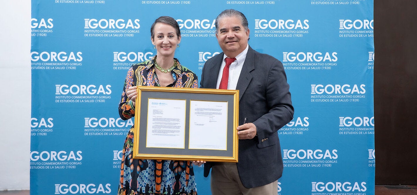 Fotografía del momento donde se hace entrega de la placa representativa de la designación del ICGES como Centro Colaborador de la OPS/OMS por parte de la Dra. Ana Rivière Cinnamond, representante de la OPS/OMS en Panamá al Dr. Nicanor Obaldía Rodríguez, director general del Instituto Conmemorativo Gorgas de Estudios de la Salud (ICGES).