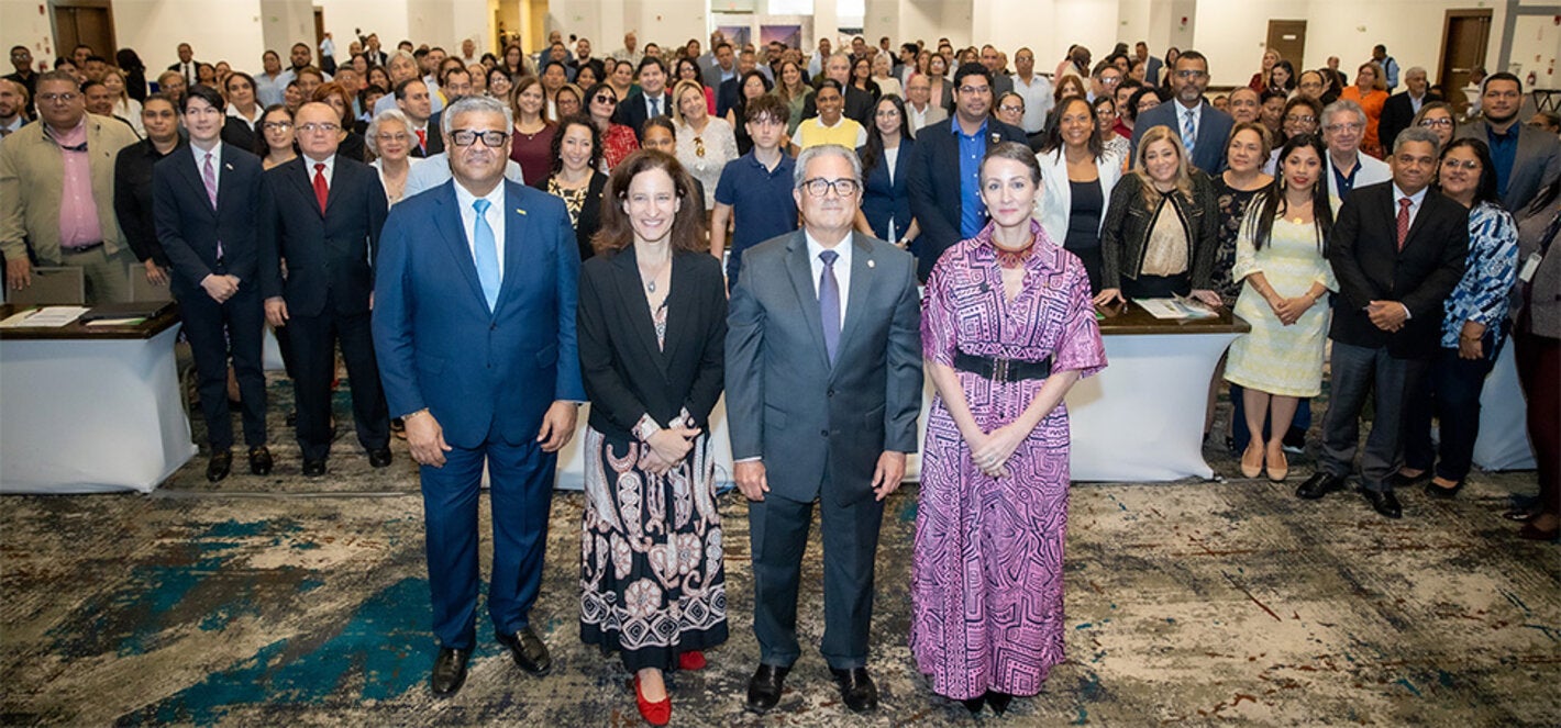 Fotografía de autoridades y participantes en la presentación oficial de la Política Nacional de Salud y sus Lineamientos Estratégicos 2026-2035