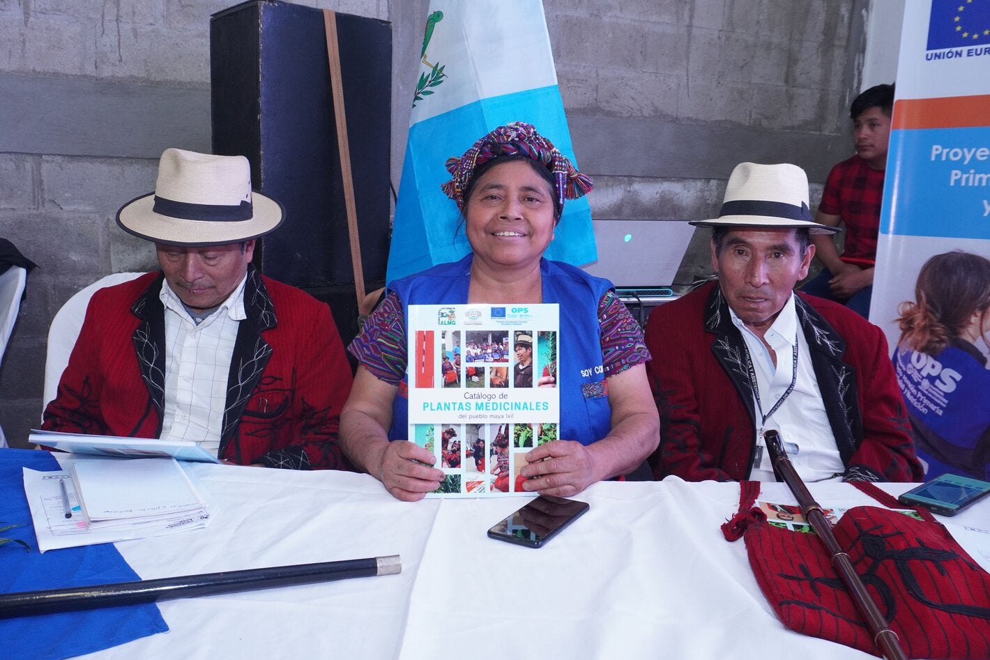 Abuela comadrona muestra el catálogo ixil