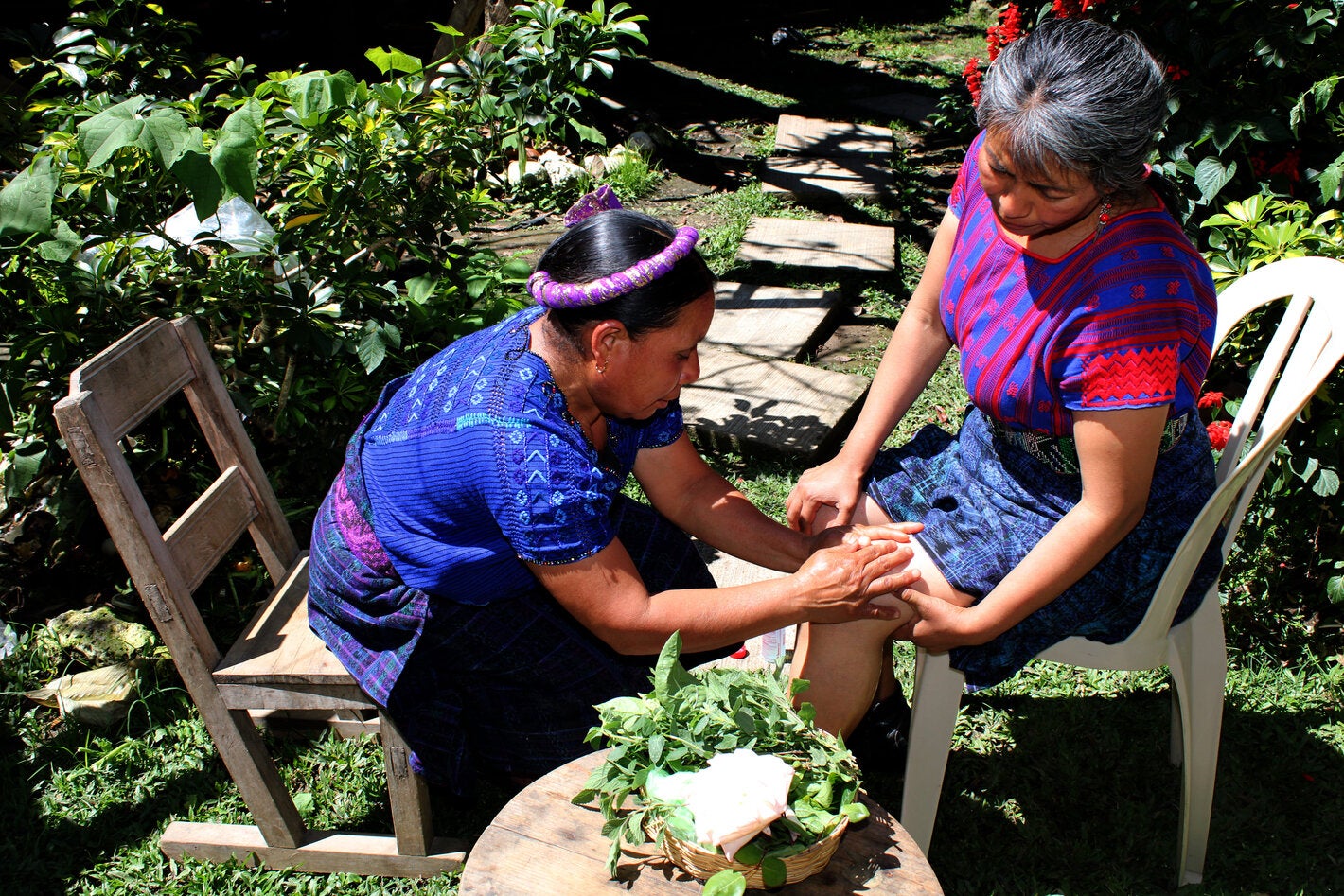 Terapeuta maya da un masaje a mujer q'anjob'al