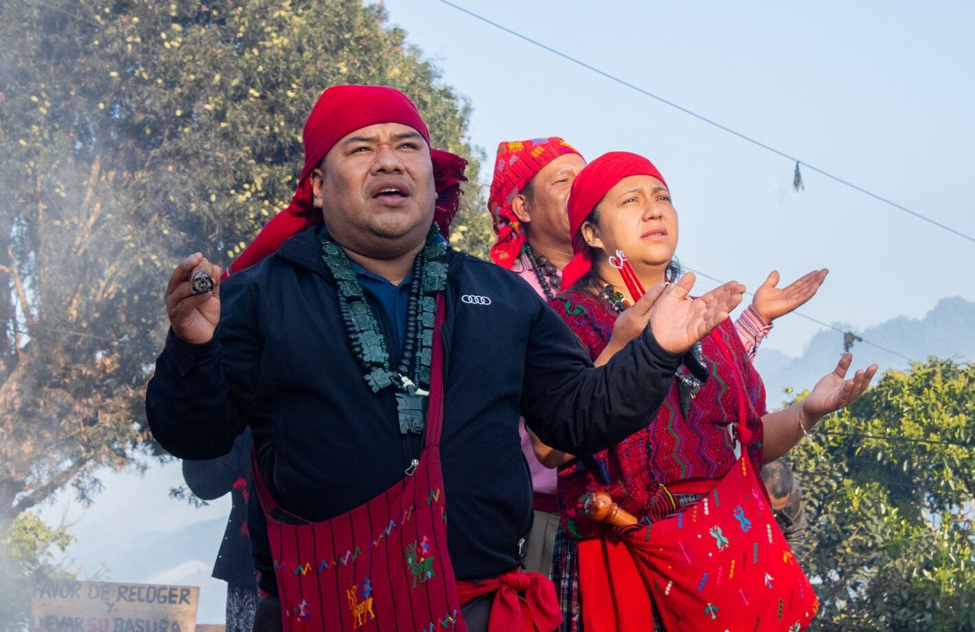 Autoridades ancestrales poqomchis celebran una ceremonia maya