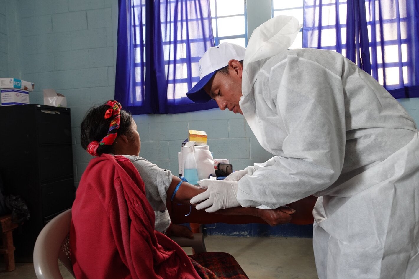 Personal de salud hace prueba de laboratorio a mujer maya