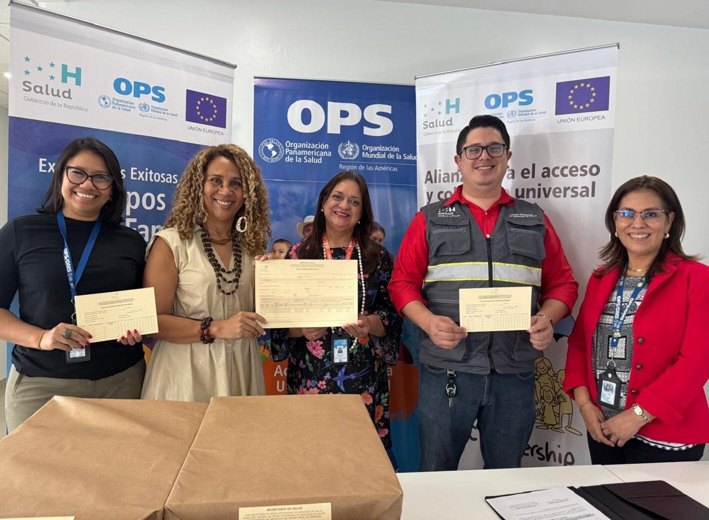 Autoridades reciben fichas de salud familiar