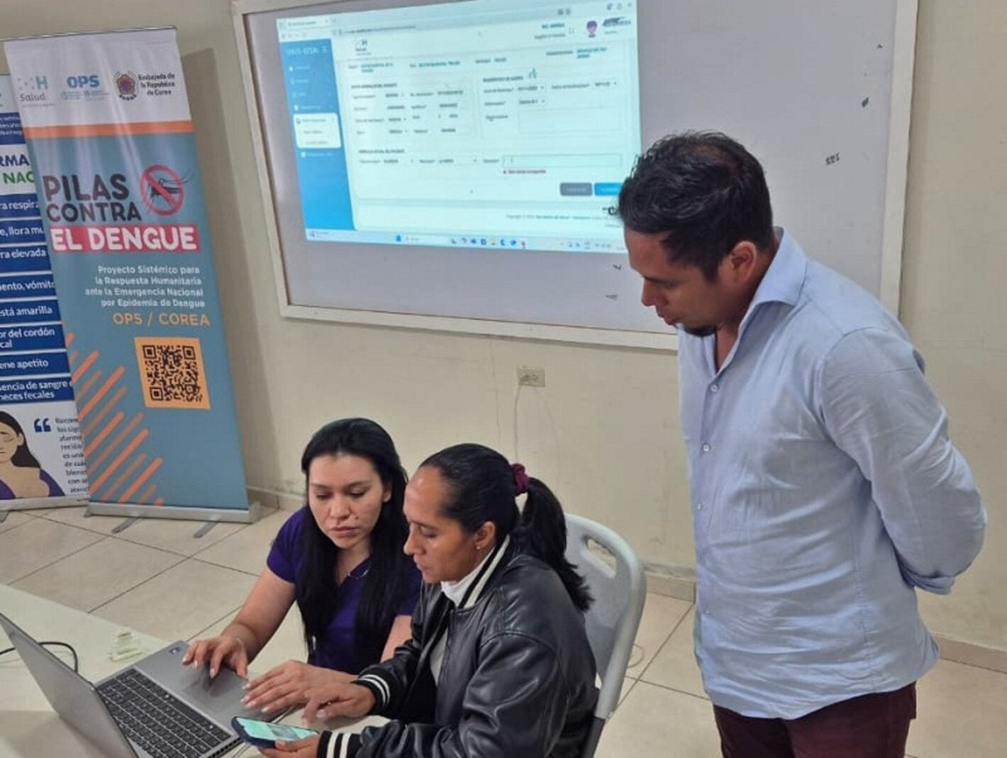 Personal de salud introduce datos en el SVS