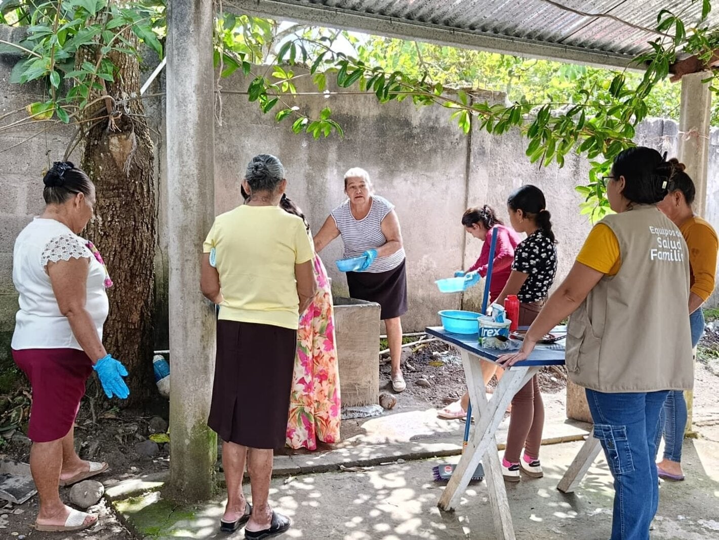 Mujeres de la comunidad eliminando criaderos de zancudos