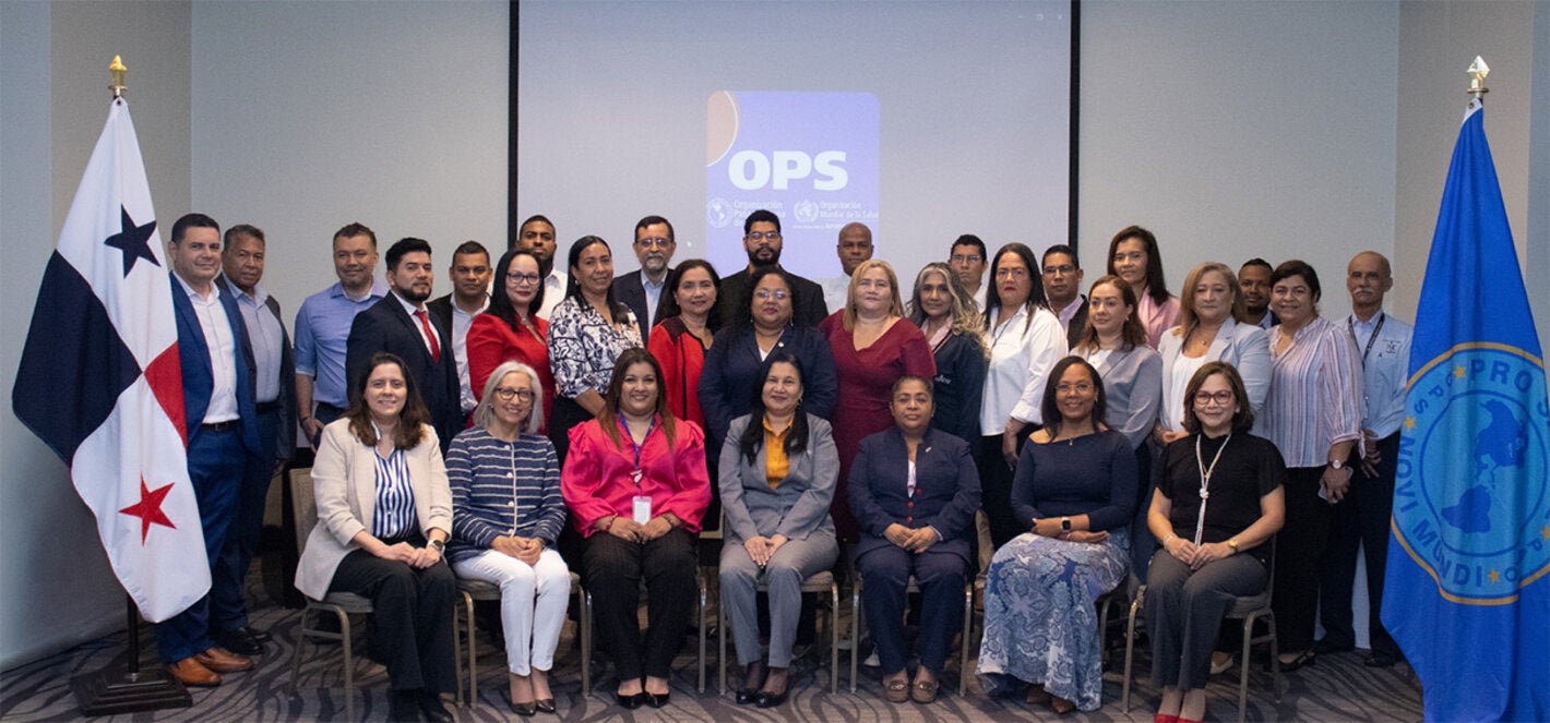 Fotografía grupal de participantes en el taller nacional sobre el Sistema de Información de Recursos Humanos para la Salud (SIRHS).