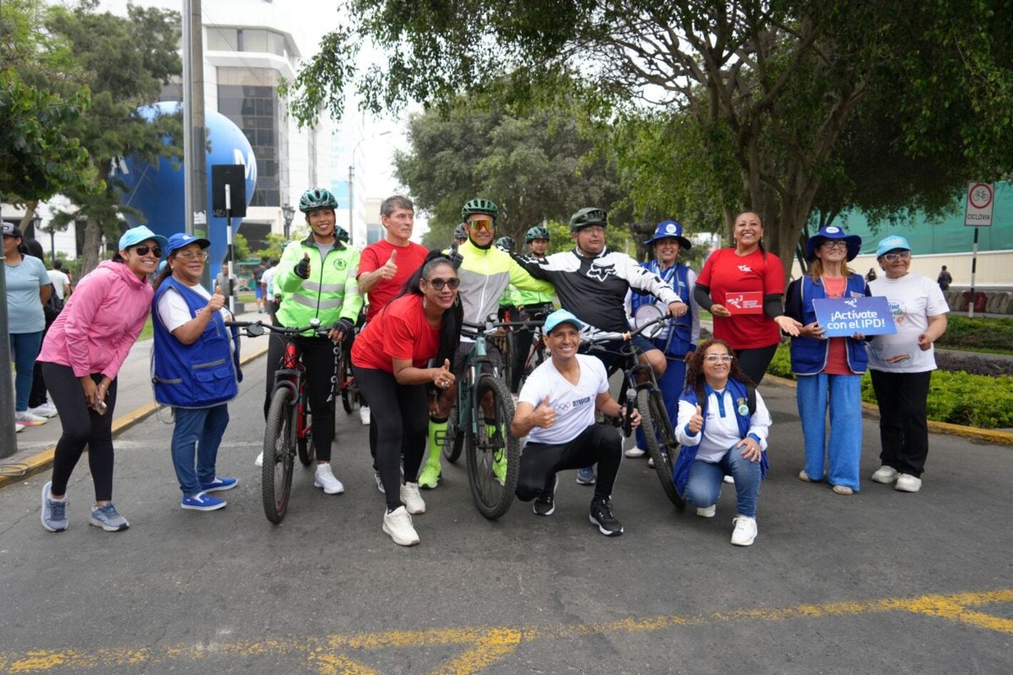 grupo de personas en activación física al aire libre