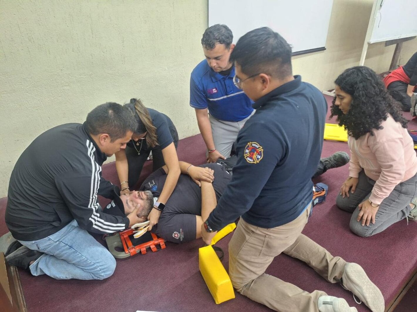Personas atendiendo una situación de emergencia con una persona voluntaria en el curso BEC