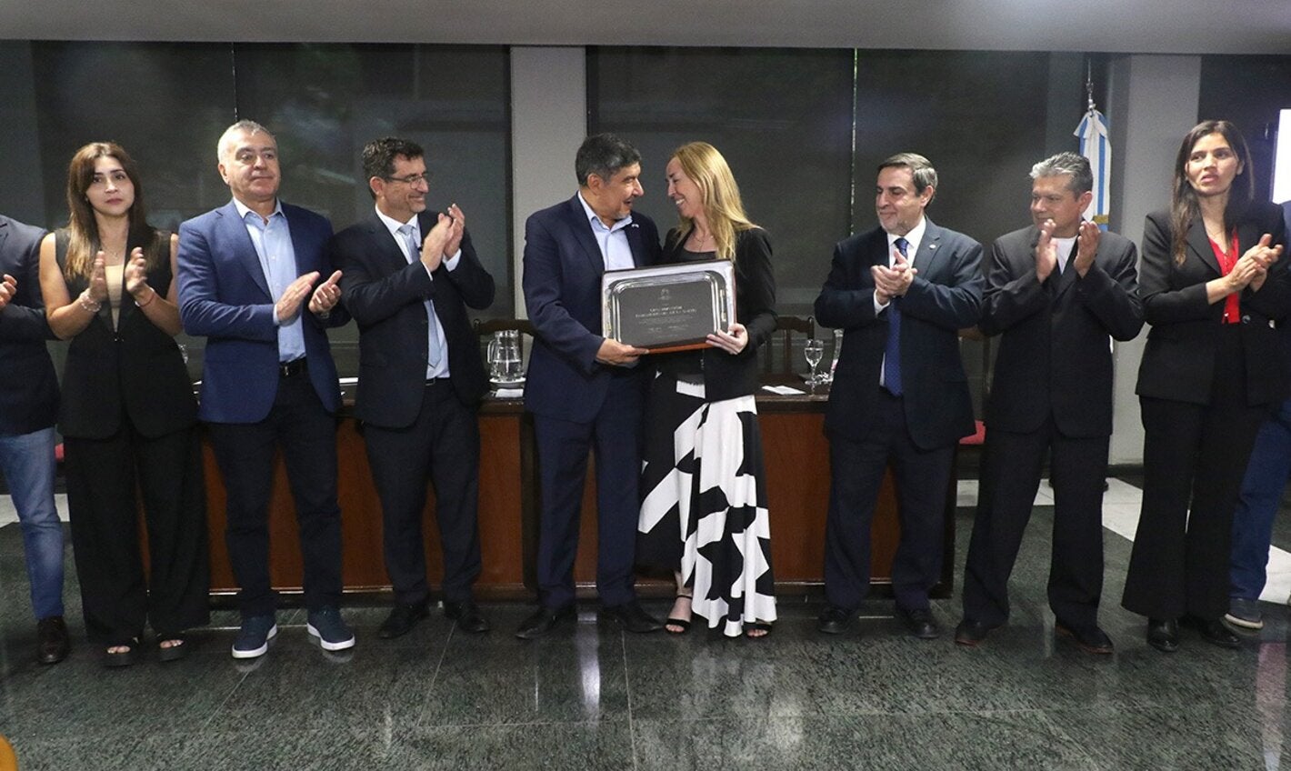 Foto de la entrega del reconocimiento