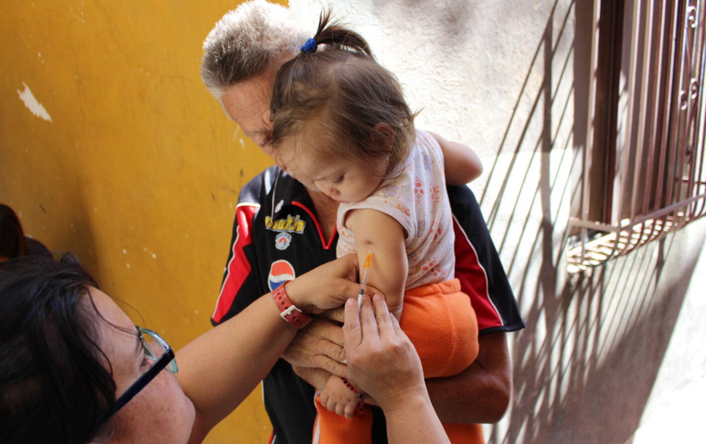 Niña recibe vacuna