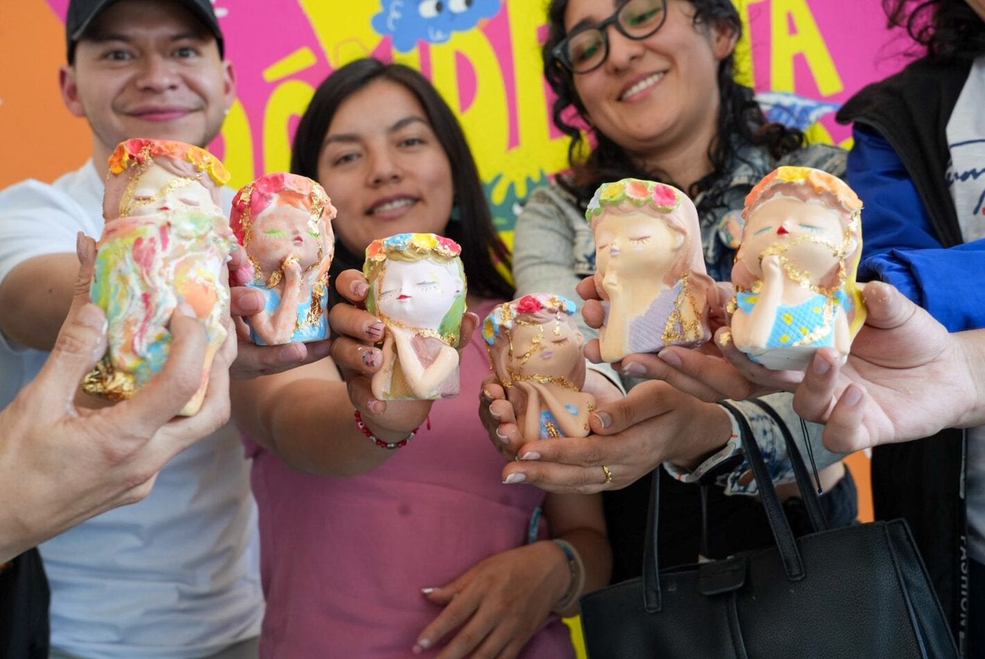 Particpantes del festival muesran sus