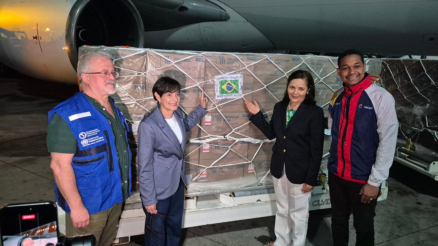 Armando De Negri, Gabriela Jiménez, Elivania Maria de Oliveira y Jesús Osteicochea reciben los insumos para pacientes renales en el aeropuerto de Maiquetía
