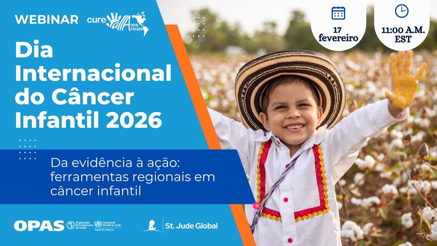 um menino levantando as mãos