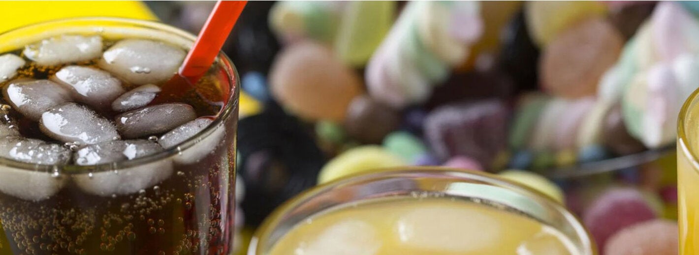 Foto de bebidas açucaradas, incluindo refrigerante