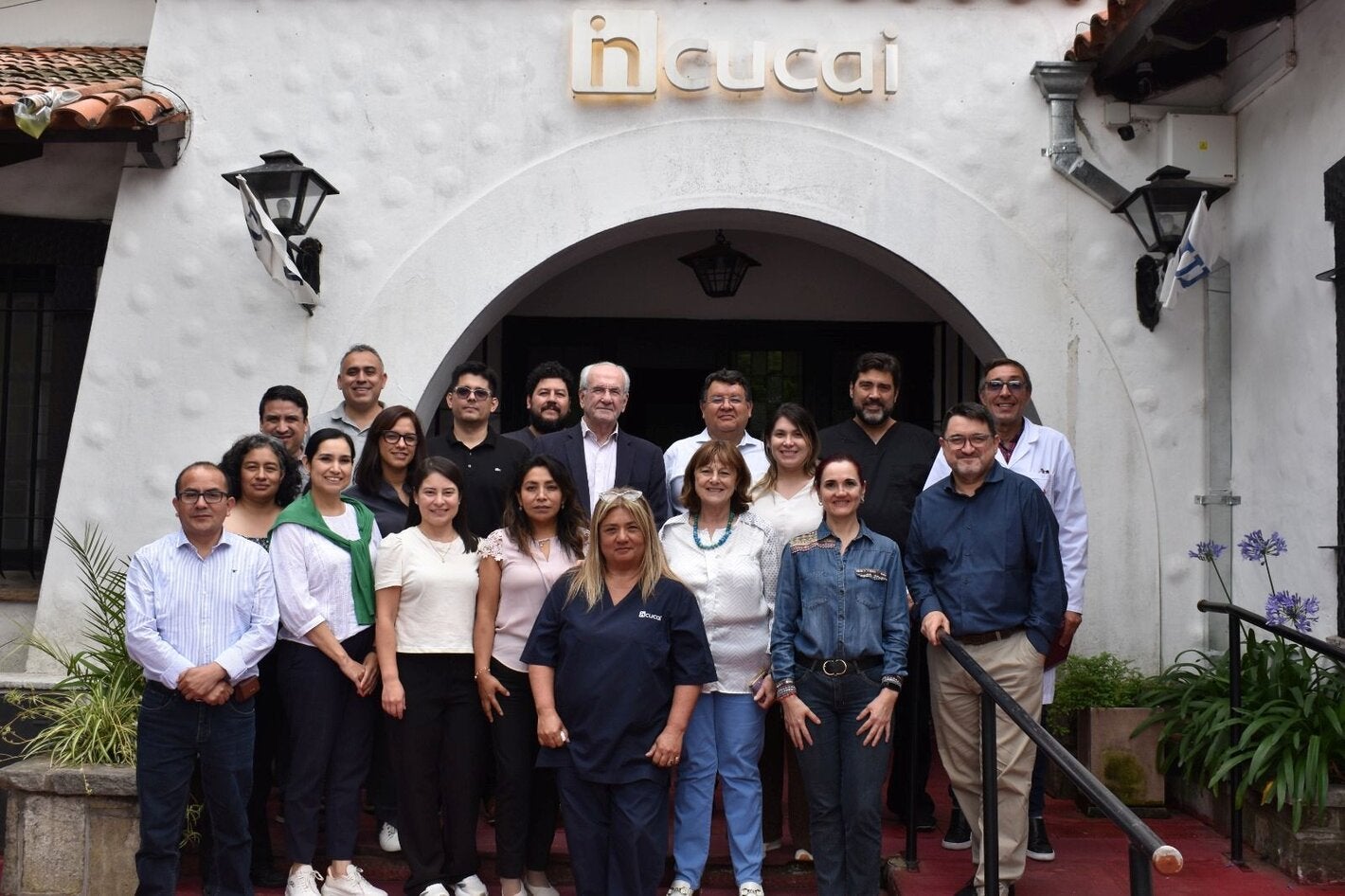 Foto grupal en la entrada de la sede del INCUCAI