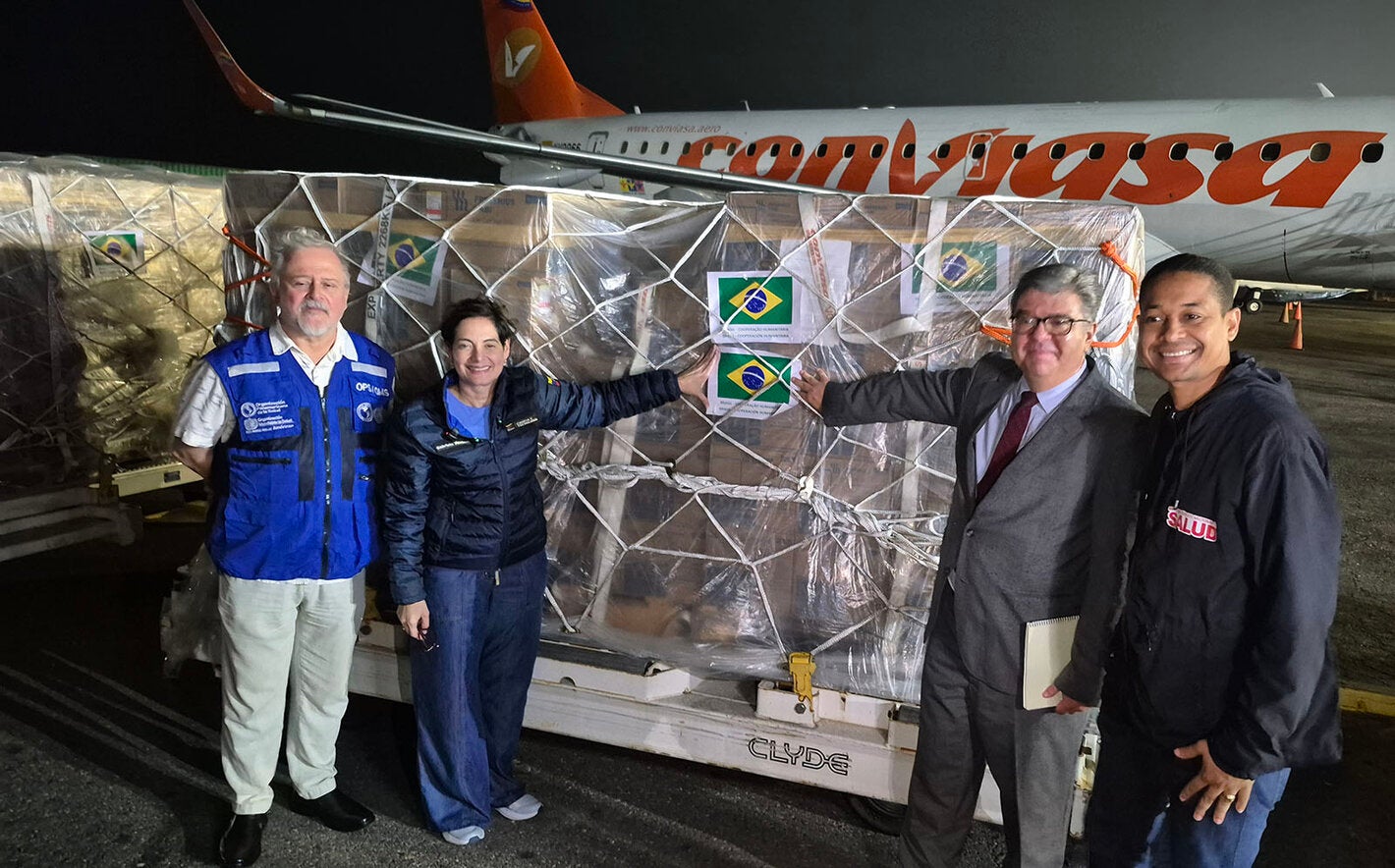 Armando de Negri, Gabriela Jiménez, Breno Hermann y Jesús Osteicochea reciben en el aeropuerto de Maiquetía el segundo lote de insumos para pacientes renales donado por el gobierno de Brasil