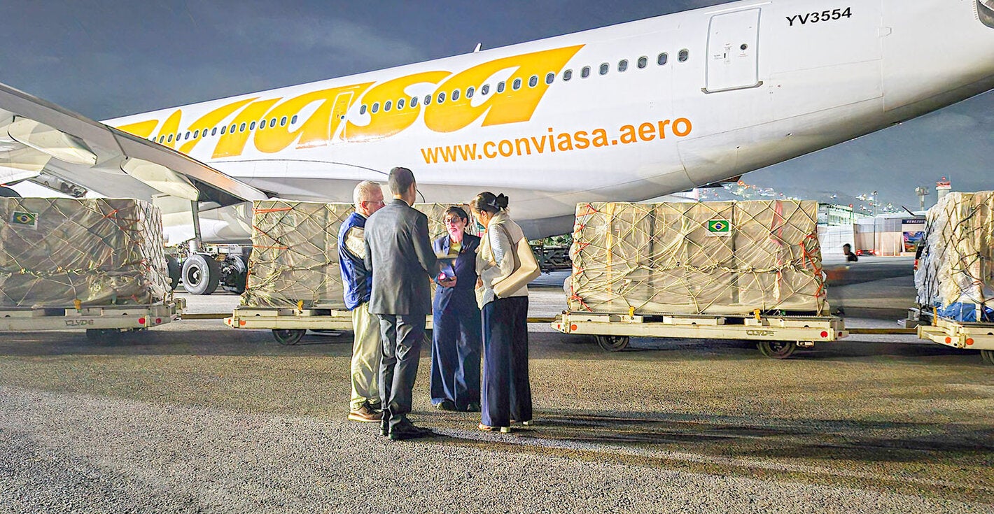 La vicepresidenta sectorial Gabriela Jiménez recibe los insumos para pacientes renales junto al Representante de la OPS en Venezuela, Armando De Negri Filho, y la embajadora de Brasil en el país, Elivania de Oliveira