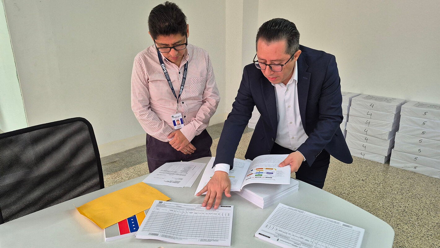 César García, asesor internacional de Enfermedades no Transmisibles de la OPS en Venezuela, junto a Ever Gutiérrez, director técnico nacional del Instituto Nacional de Nutrición