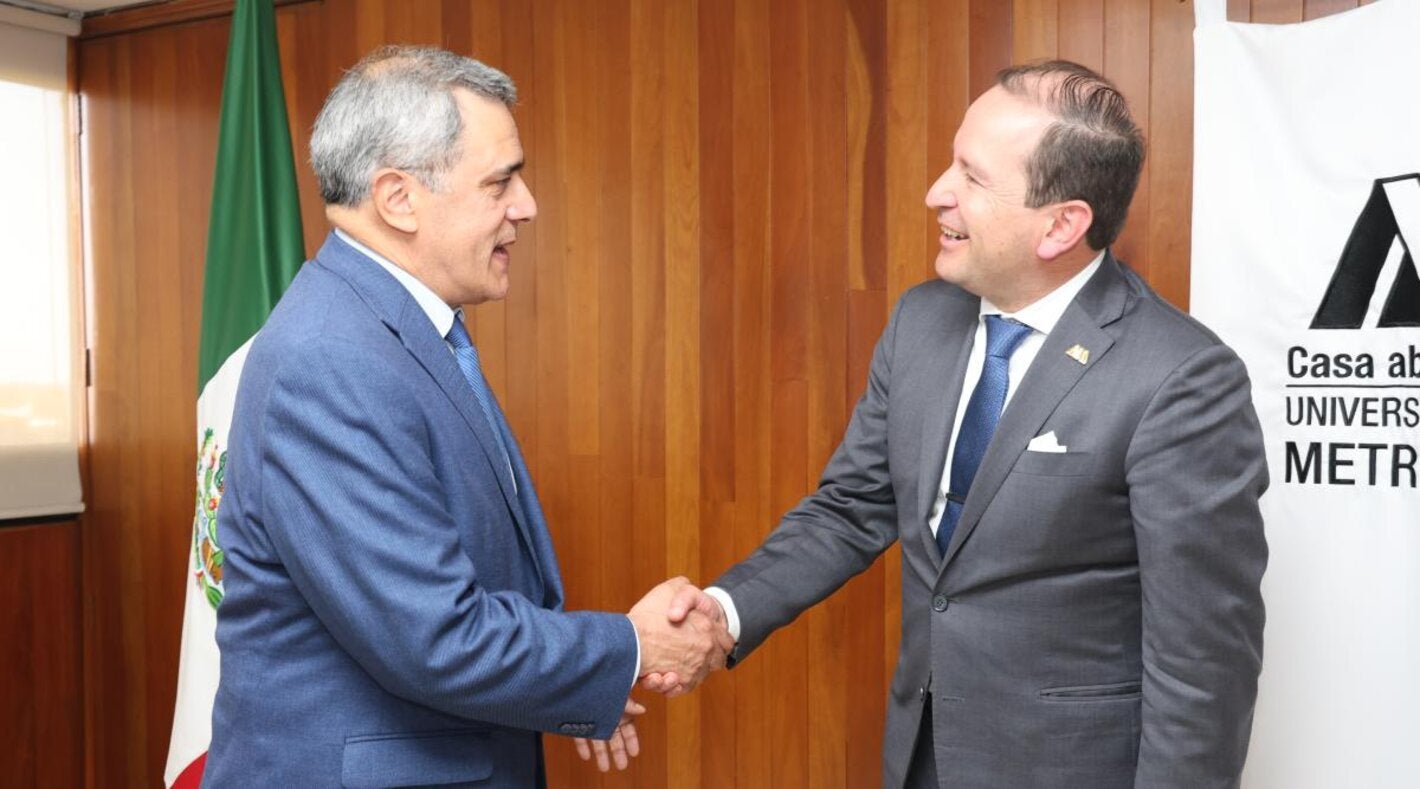 Saludo entre el representante de la OPS/OMS en México y el rector de la UAM