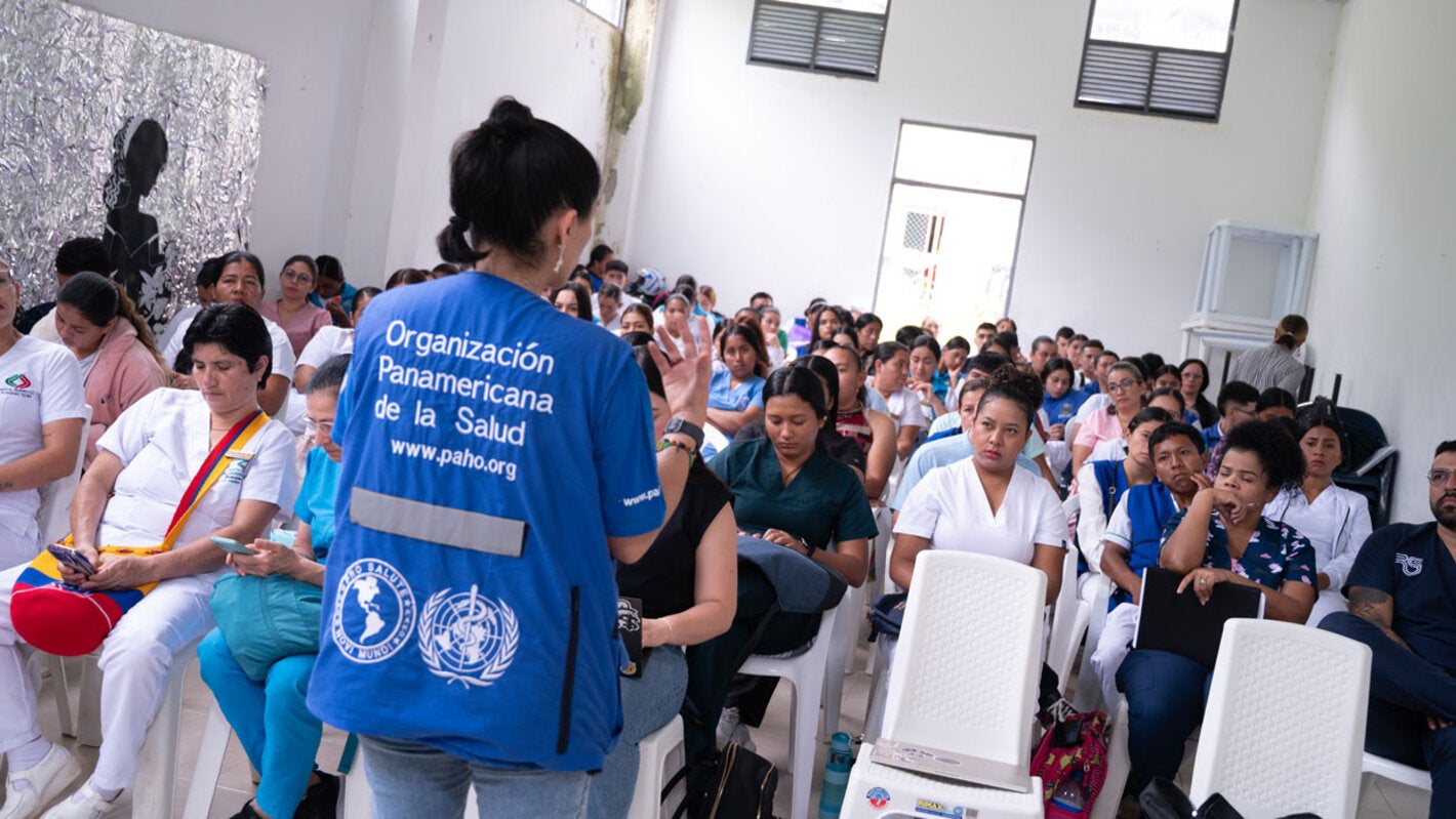 Personas en capacitacion de fiebre amarilla