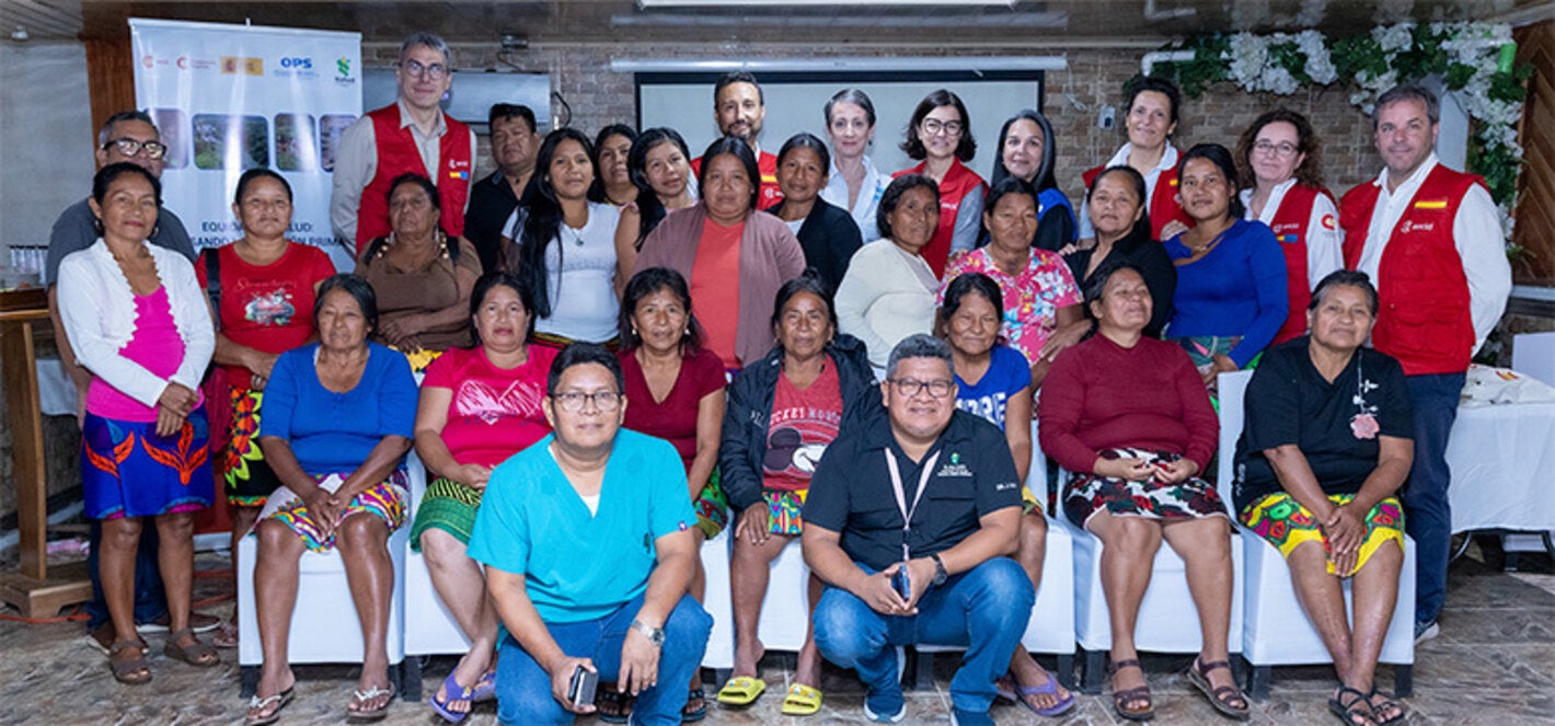 Fotografía grupal de participantes de la apertura de la capacitación de parteras tradicionales en tecnologías sanitarias