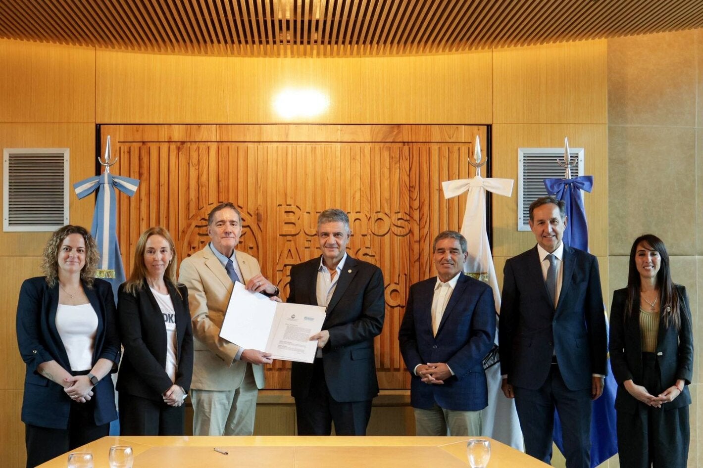 Foto de la firma del acuerdo