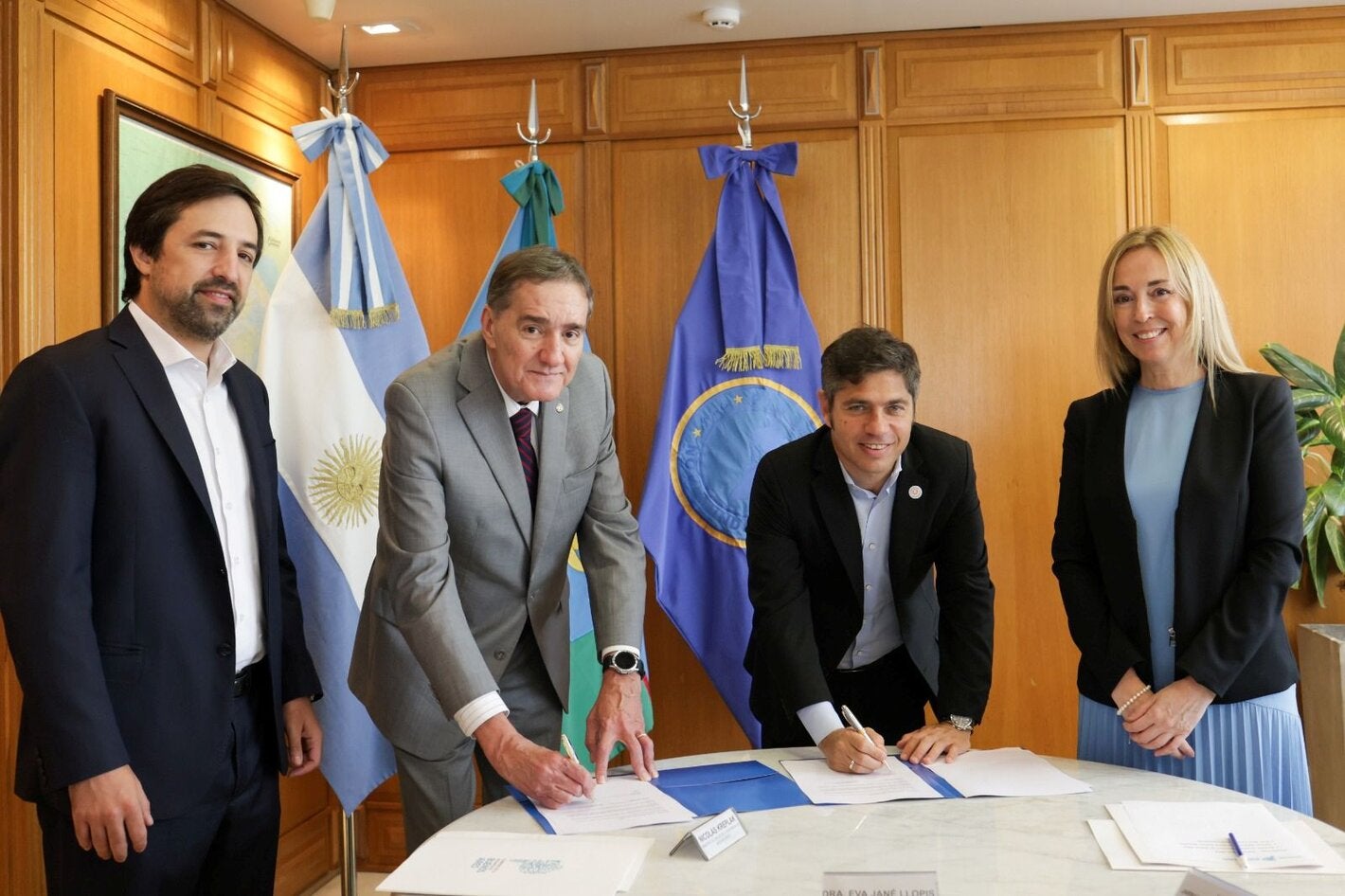 Foto de la firma del acuerdo