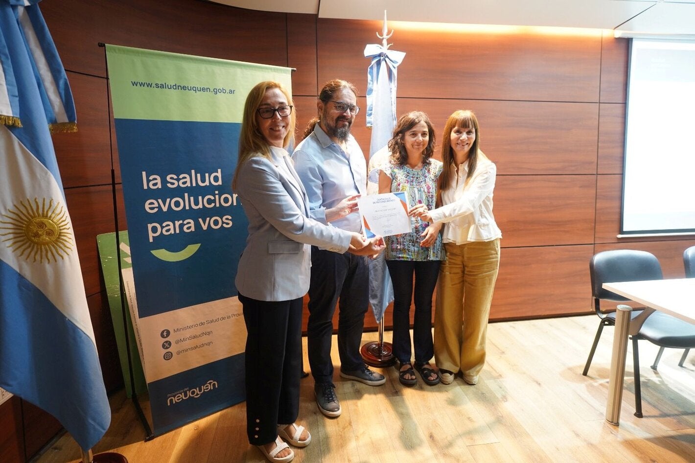 Foto de la entrega de reconocimiento