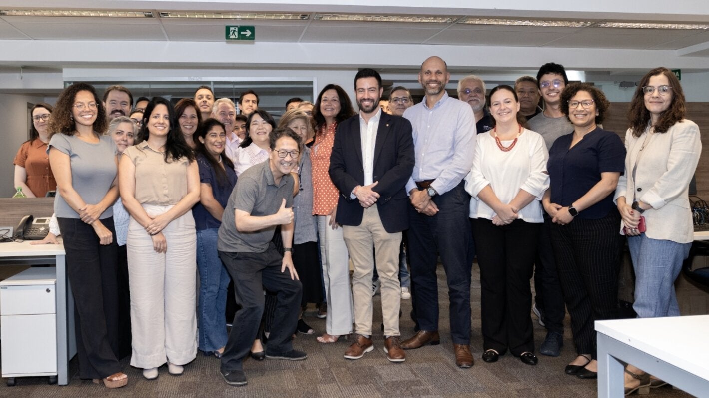 Equipe da BIREME reunida em São Paulo para celebrar os 59 anos do Centro com Sebastián García Saisó e João Paulo Souza, em 2 de março de 2026.