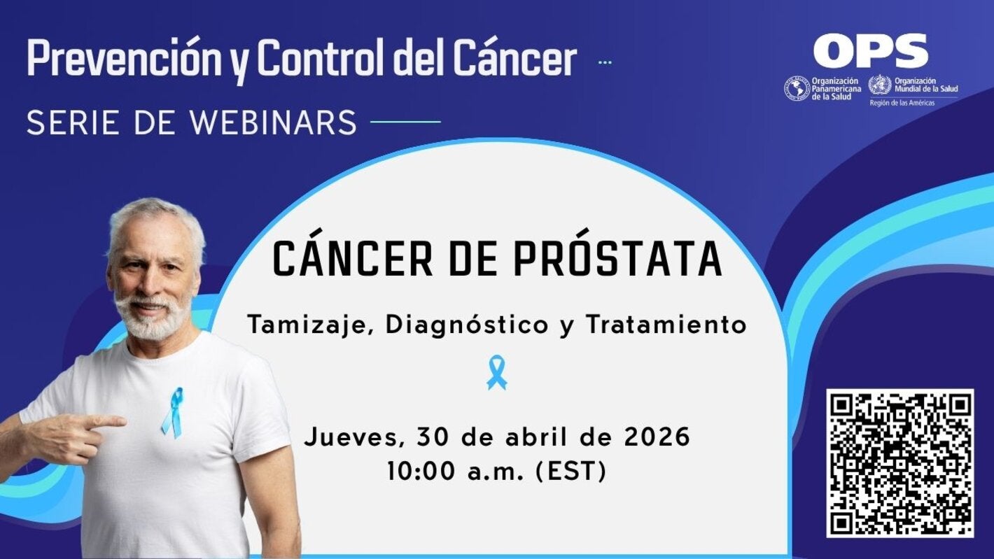 Imagen de un hombre de mediana edad señalando un lazo azul prendido en su camiseta blanca. Al fondo, la información del webinar sobre Cáncer de próstata: tamizaje, diagnóstico y tratamiento que se realiza el 30 de abril