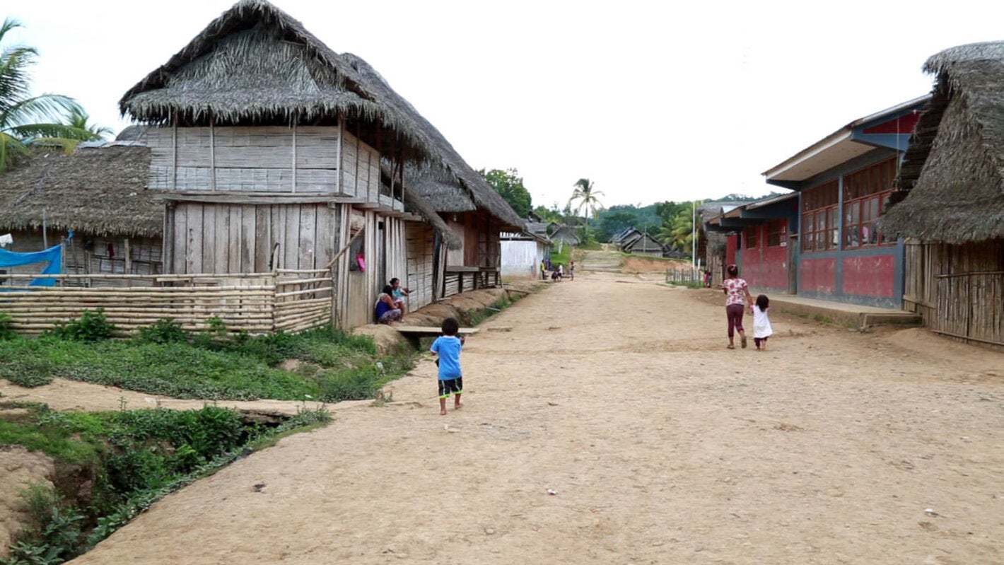 niños jugando en pueblo con calles de tierra