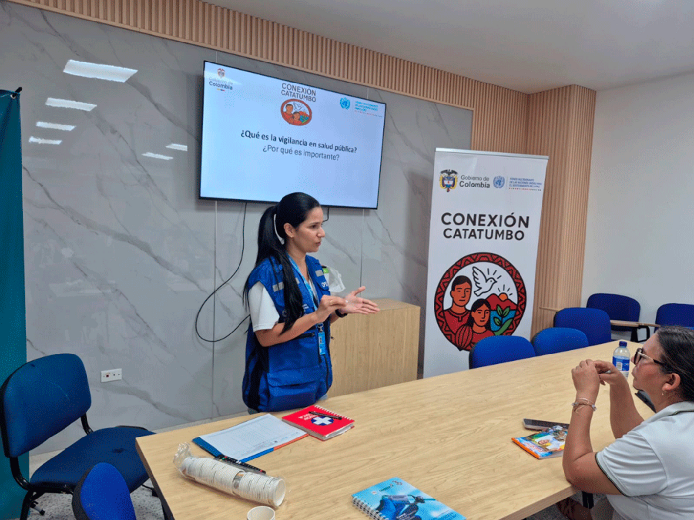 Personal de OPS en exposicion en fortalecimiento de capacidades en salud en Tibú.