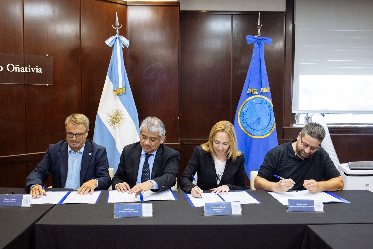 foto de la firma de acta compromiso