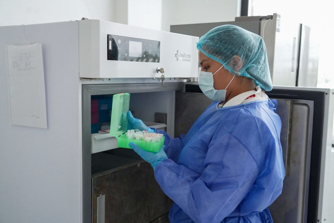 Personal de salud usa equipos técnicos especializados entregados por la OPS Ecuador en el marco del proyecto PROTECT