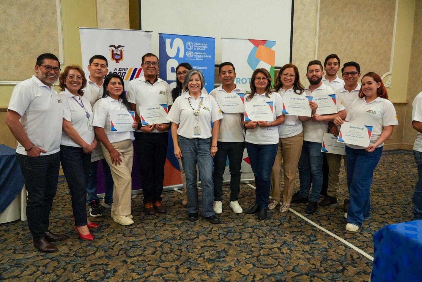 Nuevos epidemiólogos de campo reciben sus certificados tras aprobar el Programa de Entrenamiento en Epidemiología de Campo de Primera Línea 