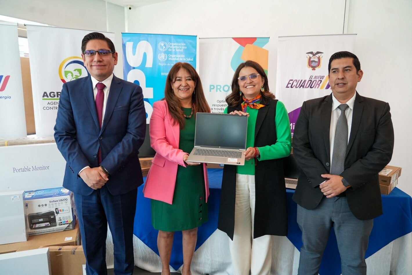 Sonia Quezada, representante de OPS/OMS en Ecuador hace entrega de equipos electrónicos a la vicepresidenta de la República, María José Pinto; y representantes de otras entidades del Estado