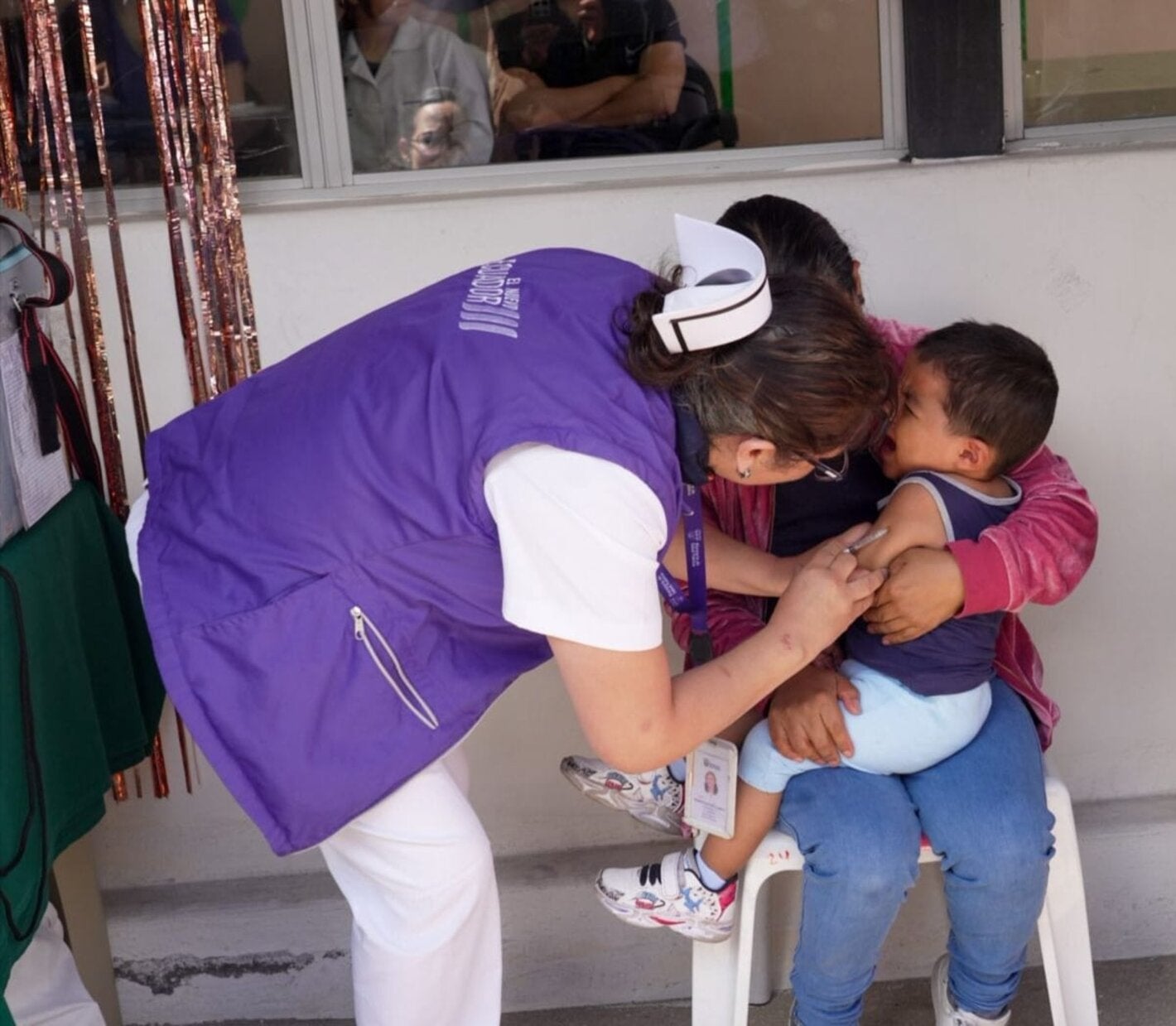 Enfermera vacuna a niño durante inicio de campaña contra el sarampión