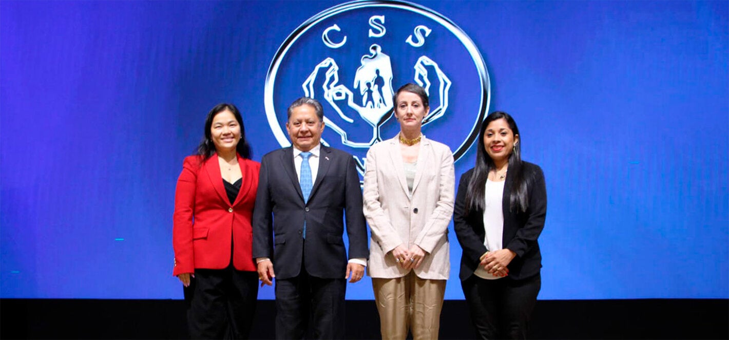 Fotografía protocolar con la participación de las autoridades presentes durante el acto de apertura de la sesión estratégica orientada a asegurar el abastecimiento continuo de hemocomponentes en Panamá.