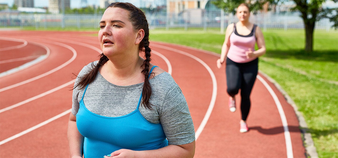 Fotografía ilustrativa que muestra a dos personas realizando actividad física