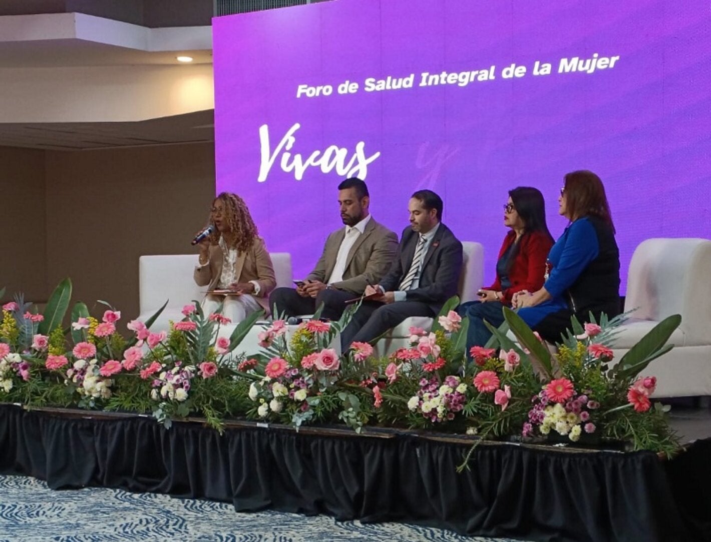 Autoridades inauguran el foro de salud de la mujer