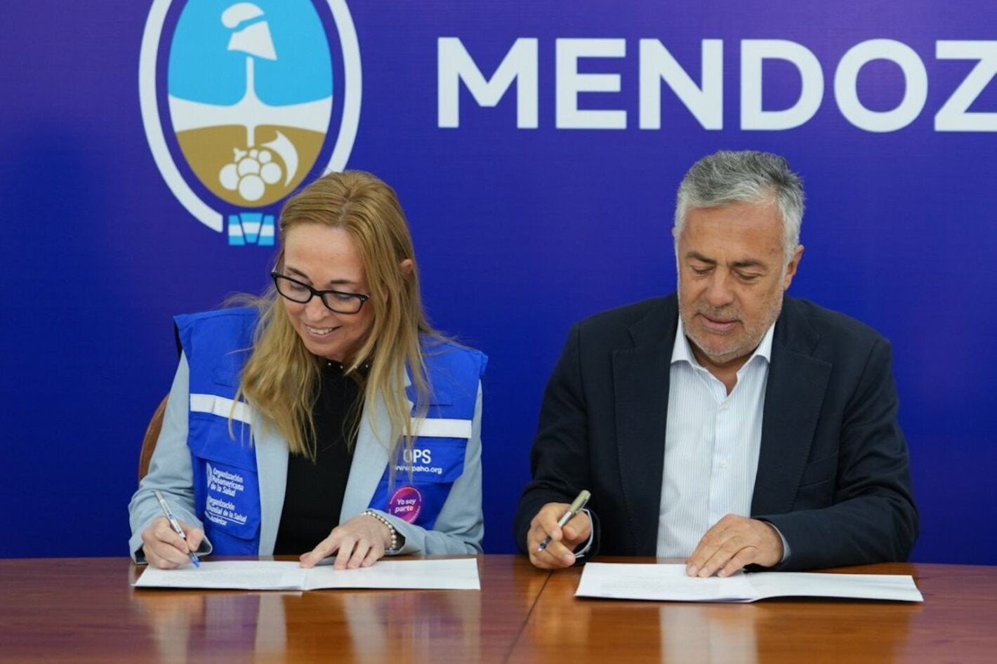 La representante de OPS, Eva Jané Llopis y el gobernador de Mendoza, Alfredo Cornejo, firmando el convenio.