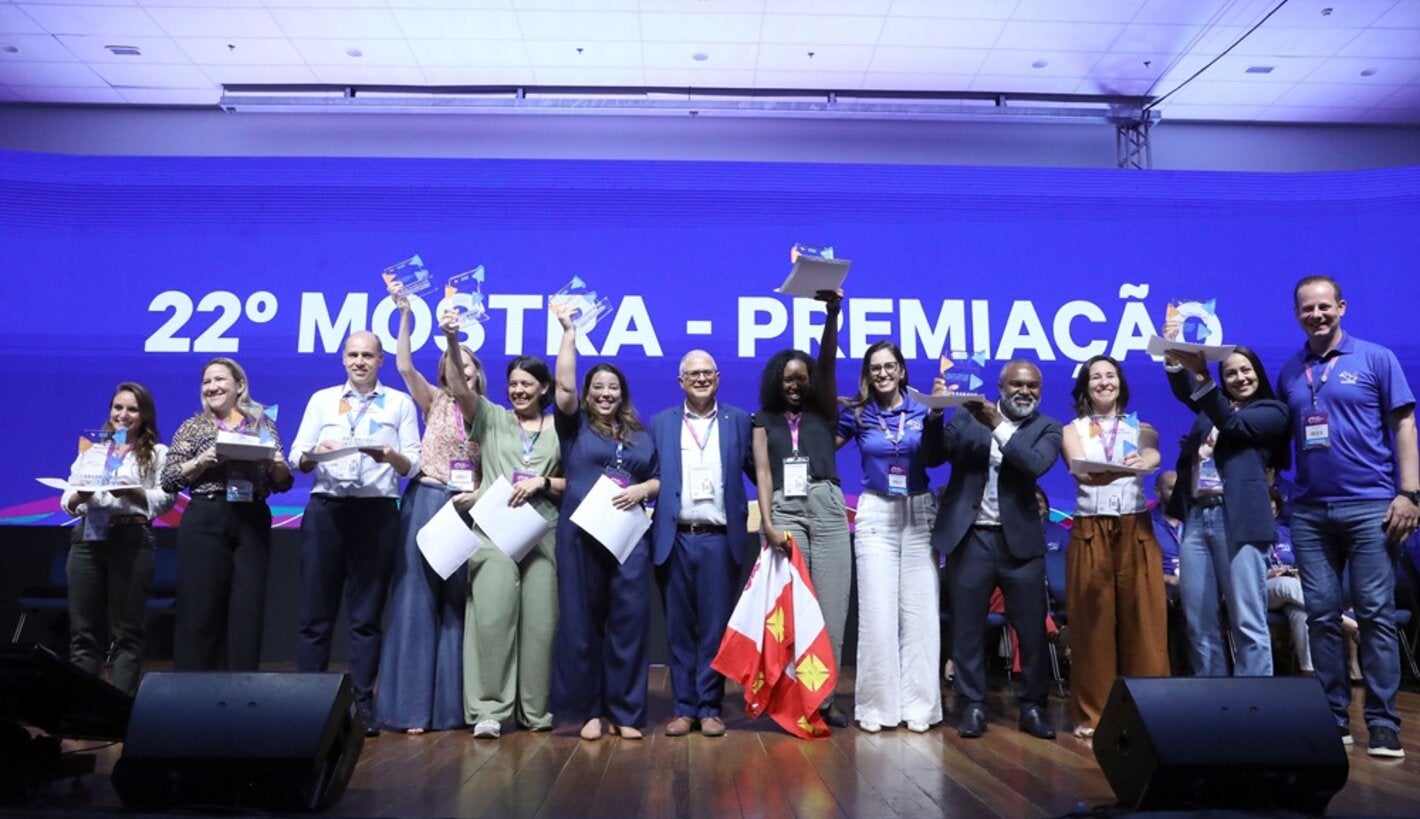 Vencedores posam com prêmio entregue pela OPAS