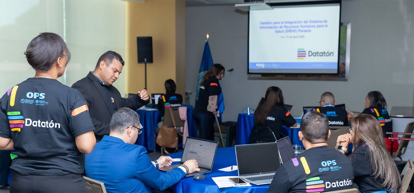 Fotografía de la mesa de trabajo durante el Datatón en Panamá