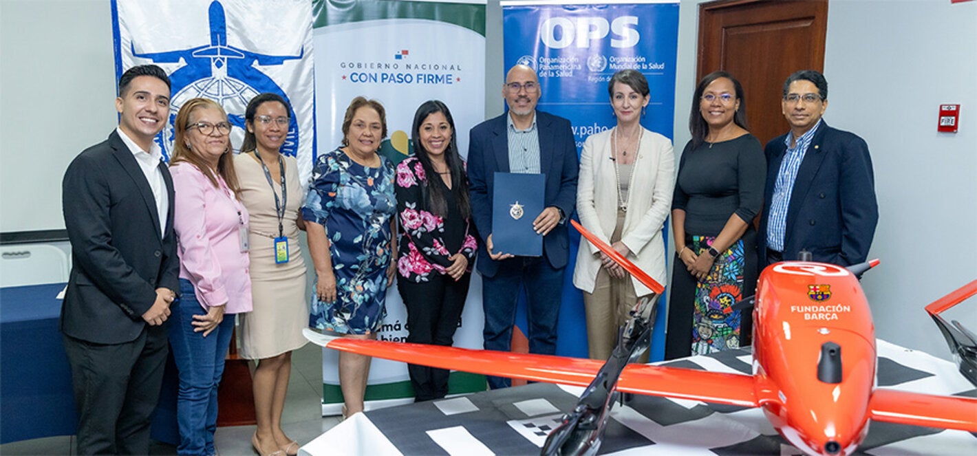 Fotografía grupal de autoridades participes del proyecto de drones sanitarios OPS-MINSA.