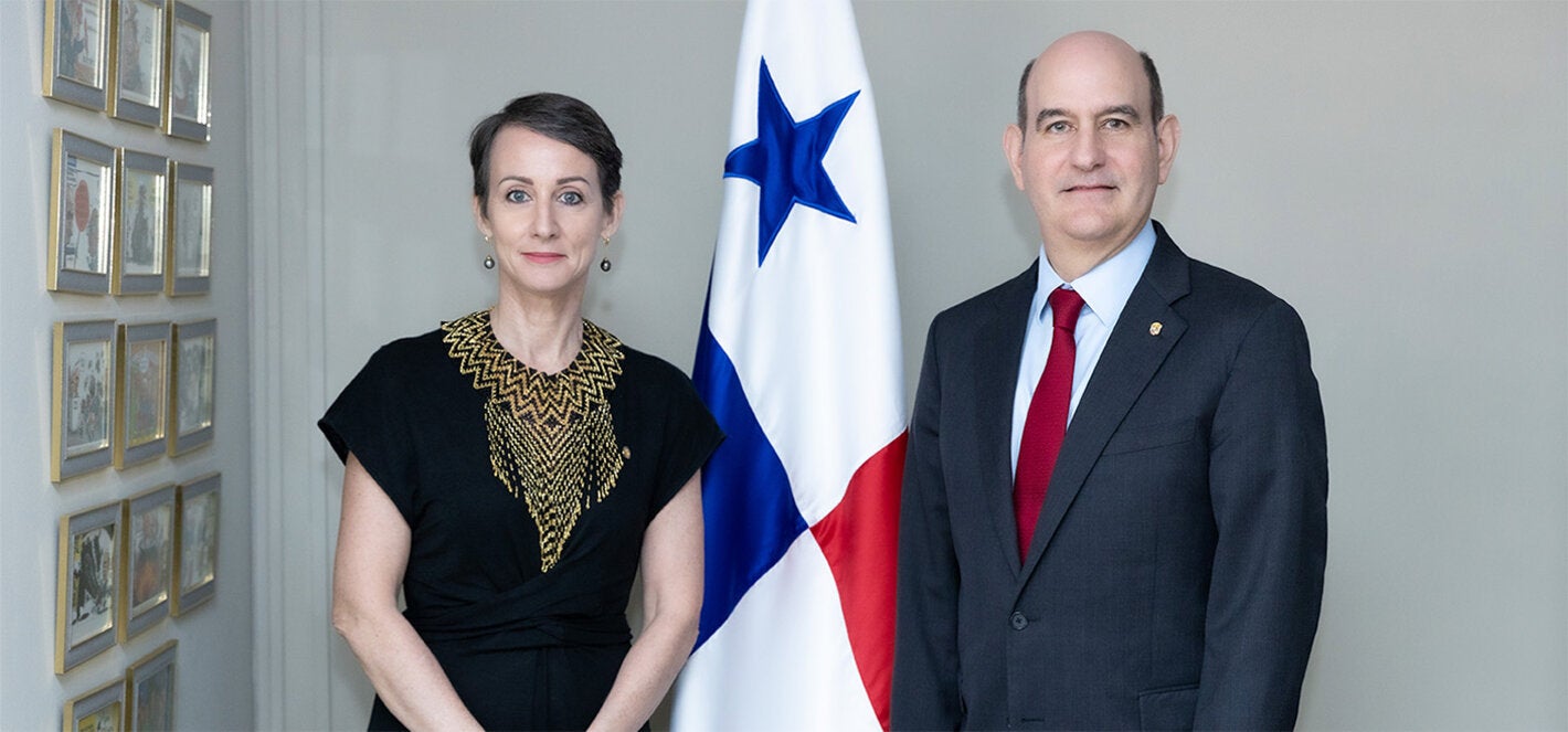 Fotografía protocolar, durante la visita de la Dra. Ana Rivière Cinnamond, representante de la OPS/OMS en Panamá a SE Felipe Chapman