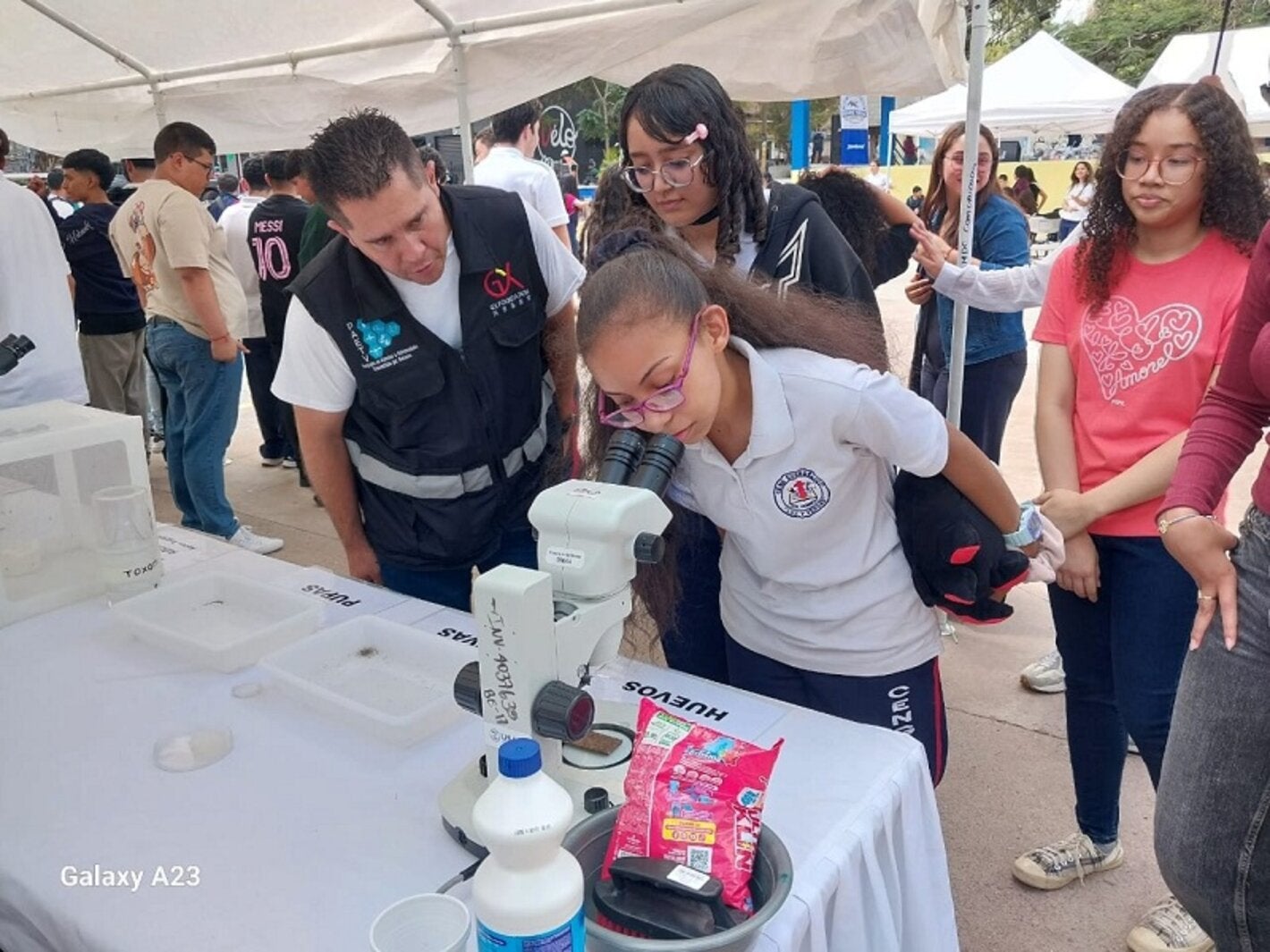 Niña recibe capacitación sobre dengue y mosquitos